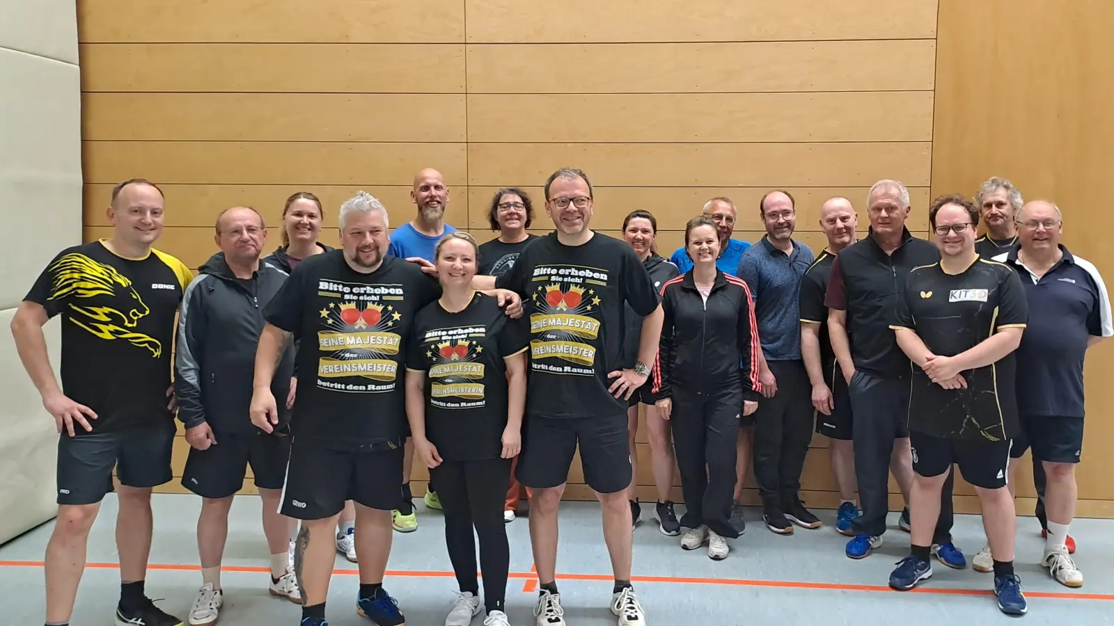 Vorne in der Mitte die drei Vereinsmeister, ganz links Abteilungsleiter Markus Pasurka. (Bild: Dieter Kotzbauer)