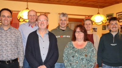 Mitglieder des neuen und alten Vorstands mit Hans-Jürgen Strehl, Manfred Rupprecht, Karl Fischer, Manfred Pirner, Kerstin Pilhöfer, Elke Wopperer und Markus Paulus. (Bild: gru)