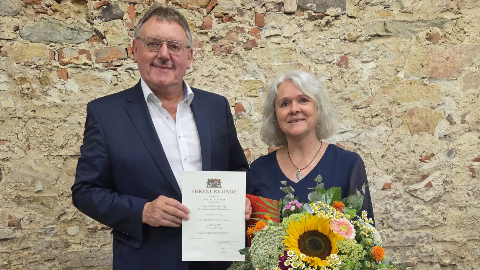 Zum Dank für ihr 25-jähriges Engagement für die Stadt Vilseck überreicht Bürgermeister Hans-Martin Schertl der Kultur-und tourismusbeauftragten Adolfine Nitschke ein Präsent. (Bild: Stefanie Gradl)