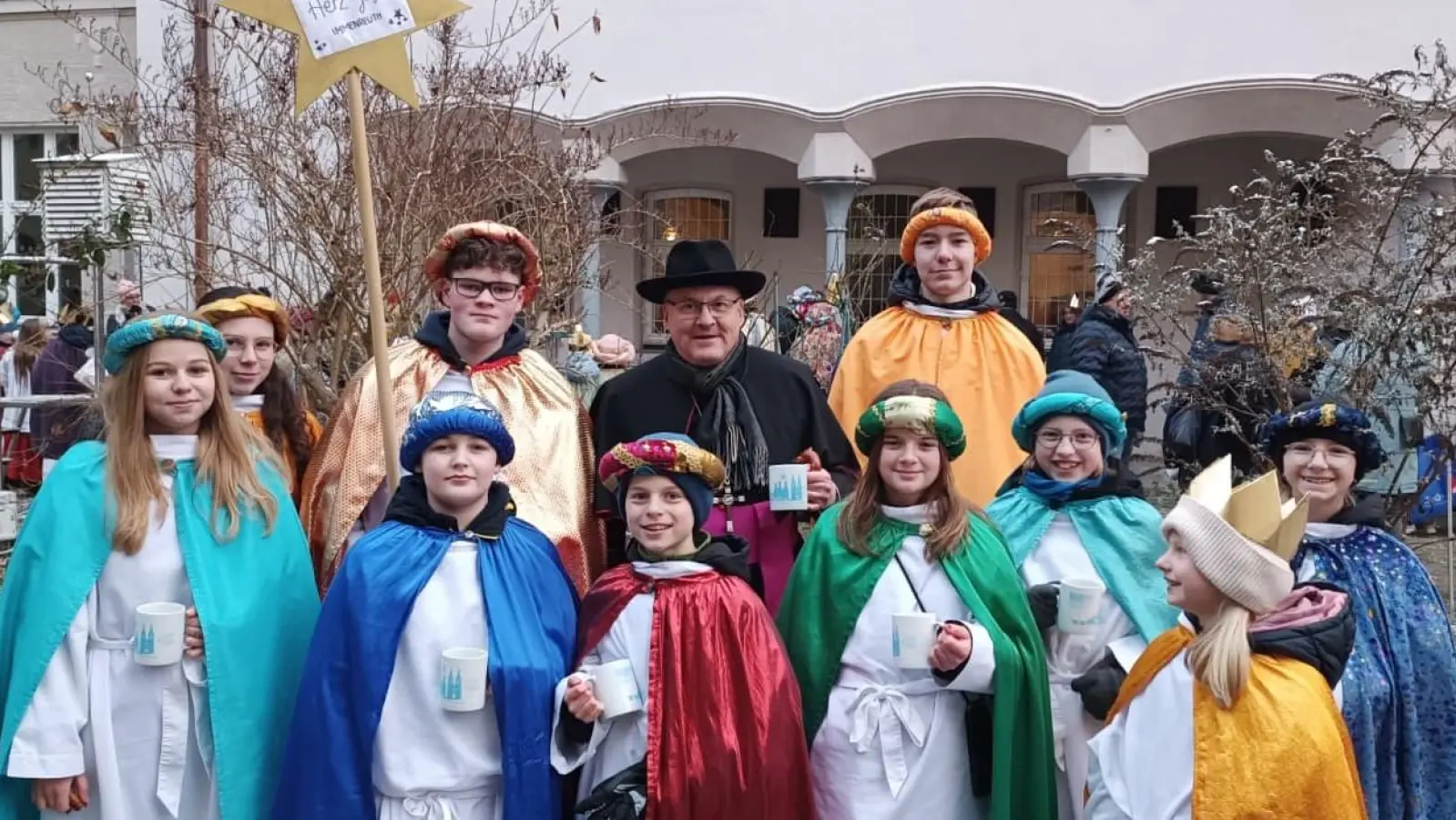 Eine Abordnung der Immenreuther Sternsinger zusammen mit Bischof Rudolf Vorderholzer vor dem Regensburger Dom bei der Aussendung der Sternsinger im Bistum letzte Woche. (Bild: Roman Melzner)