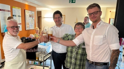 Der ehemalige Einrichtungsleiter, Ludwig Kreutzer, (links) zapfte das Bierfass an. (Bild: Stefanie Haberkorn)