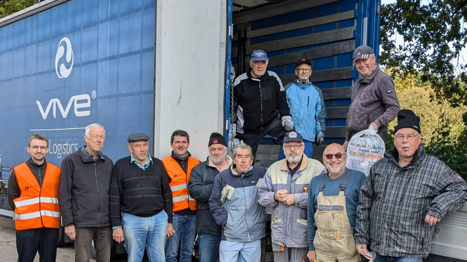 Die Mitglieder der Kolpingsfamilie, die sich bei der Altkleidersammlung engagierten.  (Bild: Kurt Koppmann)