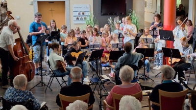 Flötengruppen der Stadtkapelle Mitterteich mit Musikschülern von School of Arts (Bild: Kathrin Grillmeier)