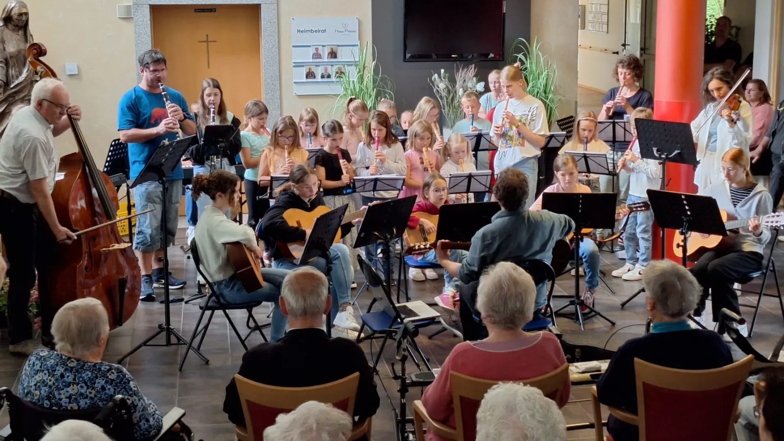 Flötengruppen der Stadtkapelle Mitterteich mit Musikschülern von School of Arts (Bild: Kathrin Grillmeier)