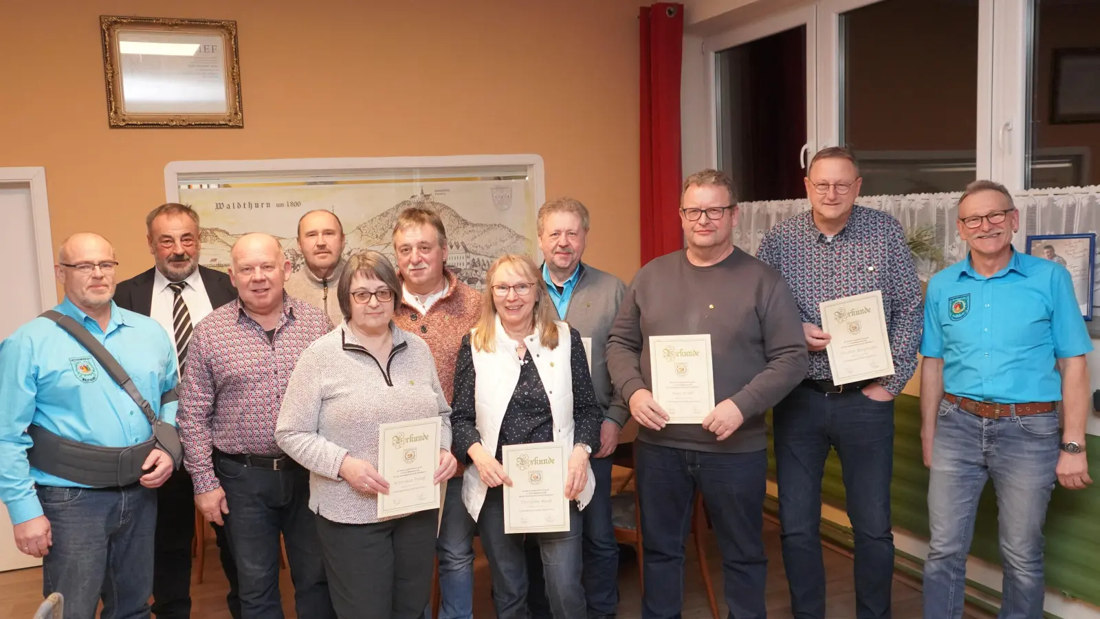 Jahreshauptversammlung der Siedlergemeinschaft Waldthurn: Hierbei wurde Kassenprüfer Dieter Malzer (Dritter von links) neu gewählt und verschiedene Ehrungen durchgeführt. (Bild: Franz Völkl)