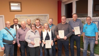 Jahreshauptversammlung der Siedlergemeinschaft Waldthurn: Hierbei wurde Kassenprüfer Dieter Malzer (Dritter von links) neu gewählt und verschiedene Ehrungen durchgeführt. (Bild: Franz Völkl)