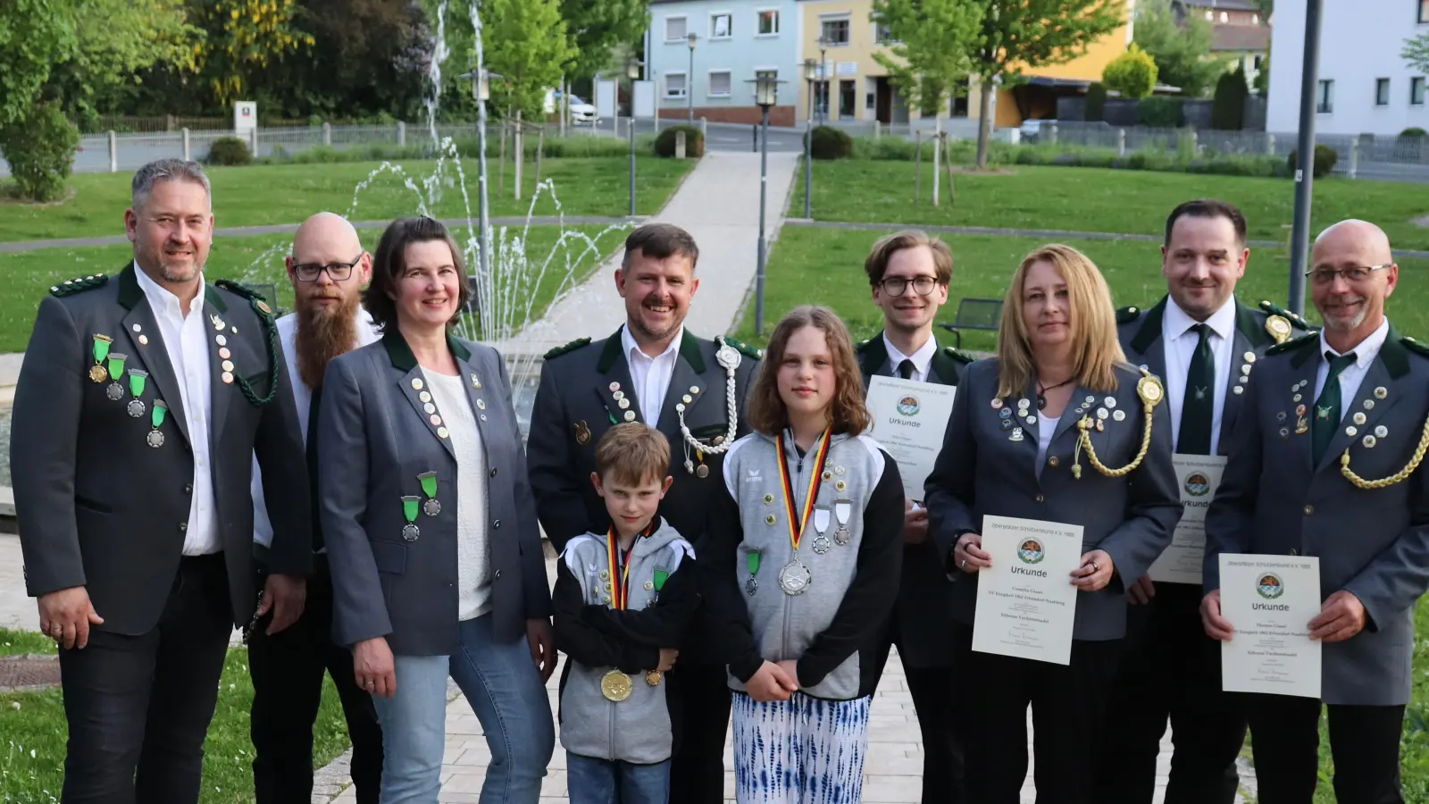Die geehrten Mitglieder des Schützenvereins Einigkeit 1862 Erbendorf Naabberg mit den Schützenmeistern Stefan Pregler (links im Bild) und Thomas Glaser (rechts im Bild). (Bild: Melissa Pregler)
