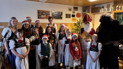 Trachtenjungend mit Jugendleitung, Nikolaus und Krampus. (Bild: Markus Gais)