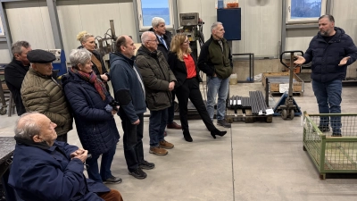 Juniorchef Morawa (rechts) informierte die Kommunalpolitiker über die Produktpalette der Firma. (Bild: Reinhold Strobl)