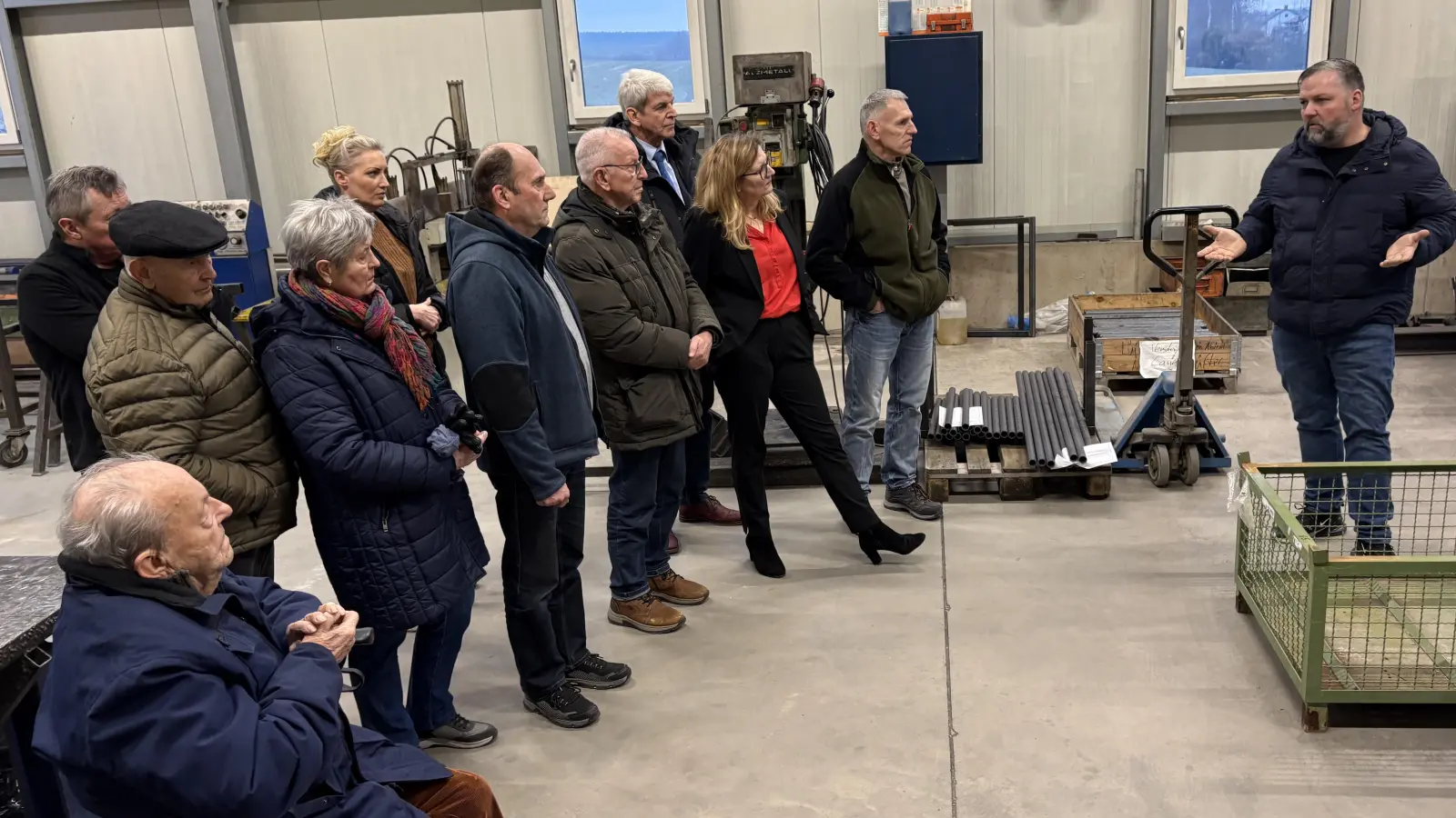 Juniorchef Morawa (rechts) informierte die Kommunalpolitiker über die Produktpalette der Firma. (Bild: Reinhold Strobl)