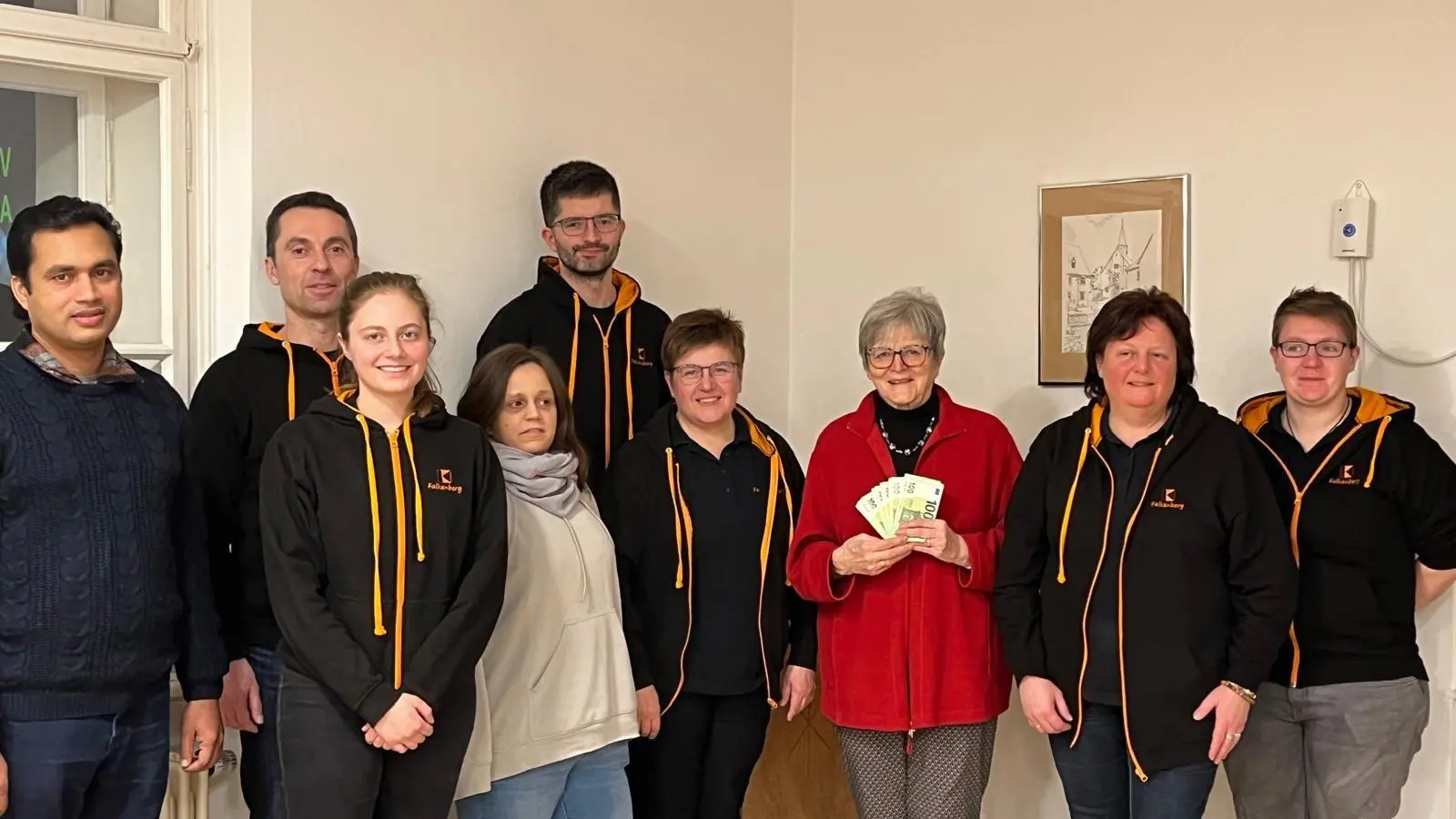 Die Vorstandschaft der Kolpingsfamilie Falkenberg bei der Überreichung der Spende an Frau Dr. Annemarie Schraml für ihr Projekt „Feuerkinder” (Bild: Karl Schreier)