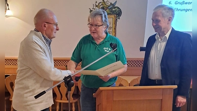 Vorstand Armin Heuberger (Mitte) und Bürgermeister Thorsten Grädler (rechts) beglückwünschen und ehren Hermann Klier zu 25jähriger Mitgliedschaft im OGV Sigl. (Bild: Armin Heuberger)