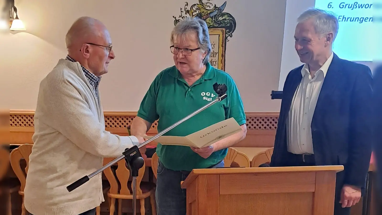 Vorstand Armin Heuberger (Mitte) und Bürgermeister Thorsten Grädler (rechts) beglückwünschen und ehren Hermann Klier zu 25jähriger Mitgliedschaft im OGV Sigl. (Bild: Armin Heuberger)