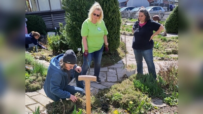 Austausch zur Beetpflege (Bild: Christina Ponader)