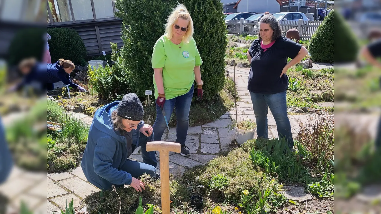 Austausch zur Beetpflege (Bild: Christina Ponader)