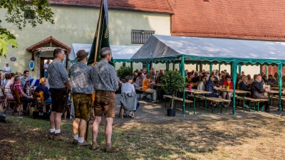 Teilnehmer des Ökumenischen Gottesdienstes mit der Fahnenabordnung des OWV Luhe. (Bild: Thomas Betz)