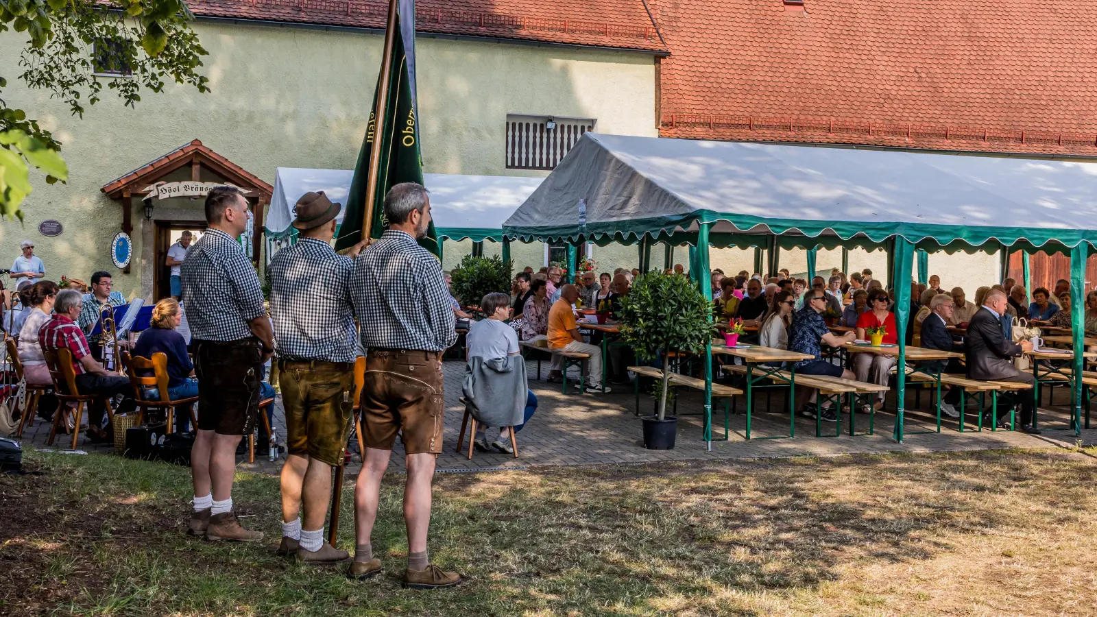 Teilnehmer des Ökumenischen Gottesdienstes mit der Fahnenabordnung des OWV Luhe. (Bild: Thomas Betz)