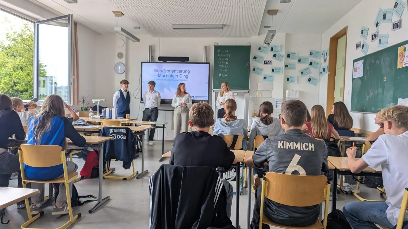 Expertenvortrag der Volksbank Raiffeisenbank für die Schülerinnen und Schüler der Lobkowitz-Realschule (Bild: Alexander Gröger)