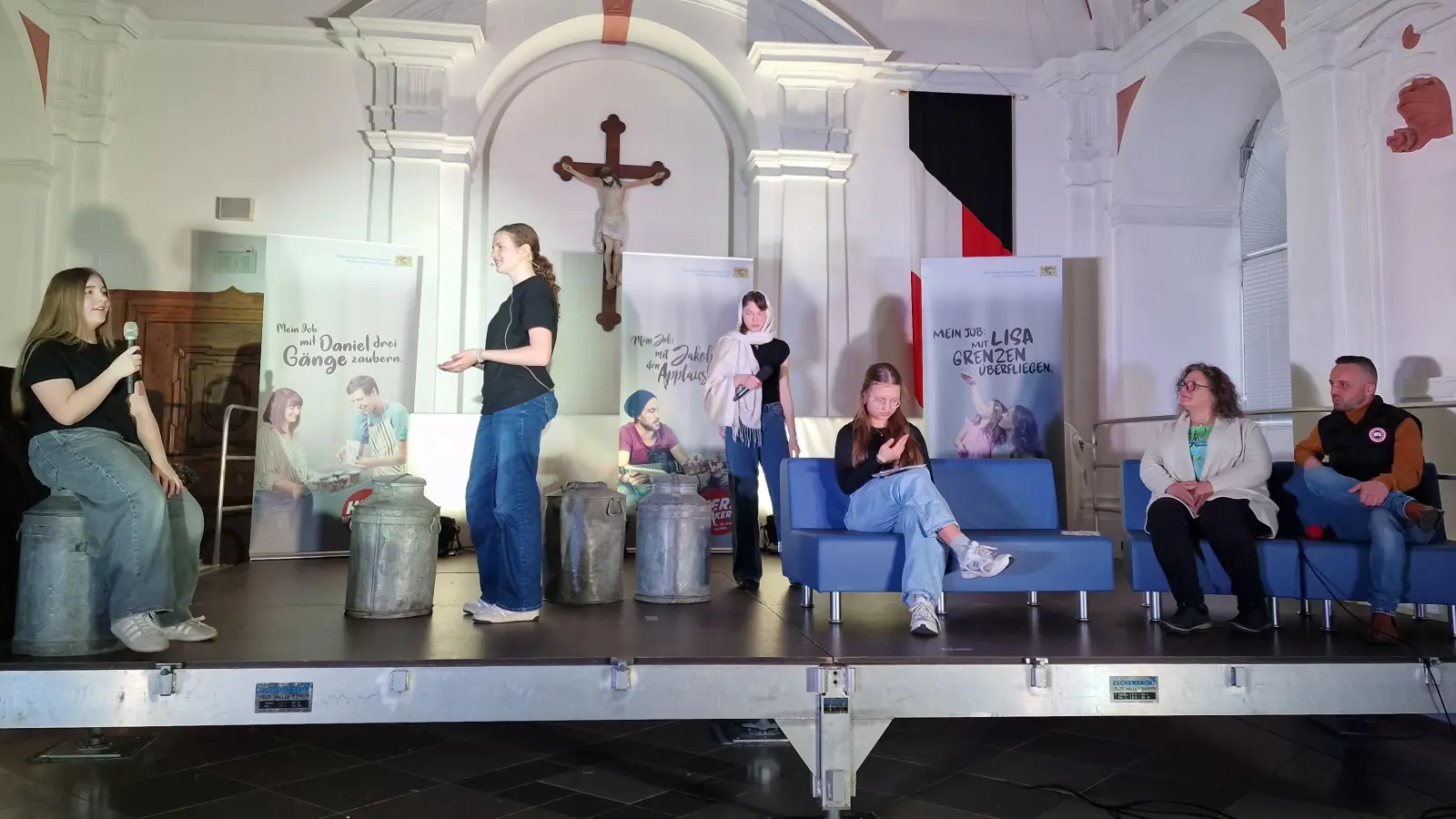 Eine Spielszene mit einer Episode aus der Heilerziehungspflege während des Interviews mit Irene Neugirg und Daniel Rodemer vom Sozialteam StiftlandOase und Betreutes Wohnen (Bild: Kerstin Reiter)