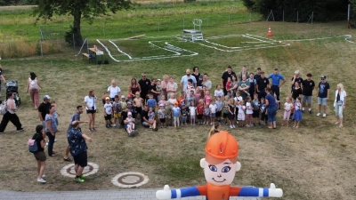 Spiel, Spaß und Feuerwehr zum Anfassen: Zahlreiche Kinder nahmen am Ferienprogramm der Freiwilligen Feuerwehr Floß teil und meisterten die verschiedenen Stationen. (Bild: Marcus Ettl)
