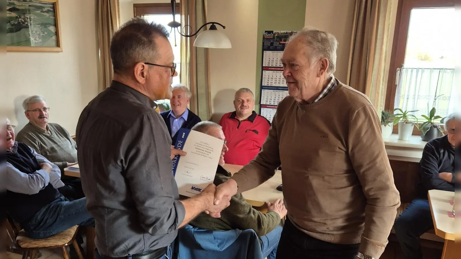 Wolfgang Walter wurde von Harald Schlöger für 30 Jahre Mitgliedschaft beim VdK geehrt. Für jeweils 25 Jahre wurden Adelheid Rümpelein sowie Josef und Jürgen Scharf ausgezeichnet, ebenso der langjährige Kassier Andreas Wiesnet für 30 Jahre Engagement. (Bild: Michael Wiesnet)