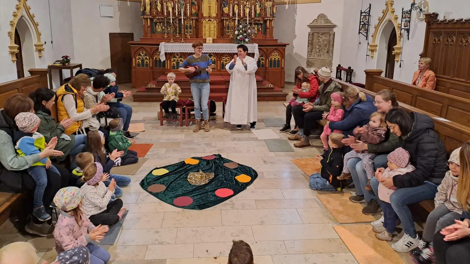 Einen fröhliche Erntedankandacht feierten zahlreiche Familien mit Gemeindereferentin Barbara Schlosser (Mitte, rechts) und Eltern-Kind-Gruppen-Leiterin Lisamarie Schmidl (Mitte, links) (Bild: Lisamarie Schmidl)