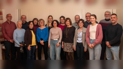 Ehrenamtlich Mitarbeitende des Bücherei-Team, Georg Hösl und Tobias Weber vom Bücherei-Kuratorium, Bürgermeister Richard Tischler und Bücherei-Leiterin Irmi Sittl. (Bild: Kurt F. Stangl)