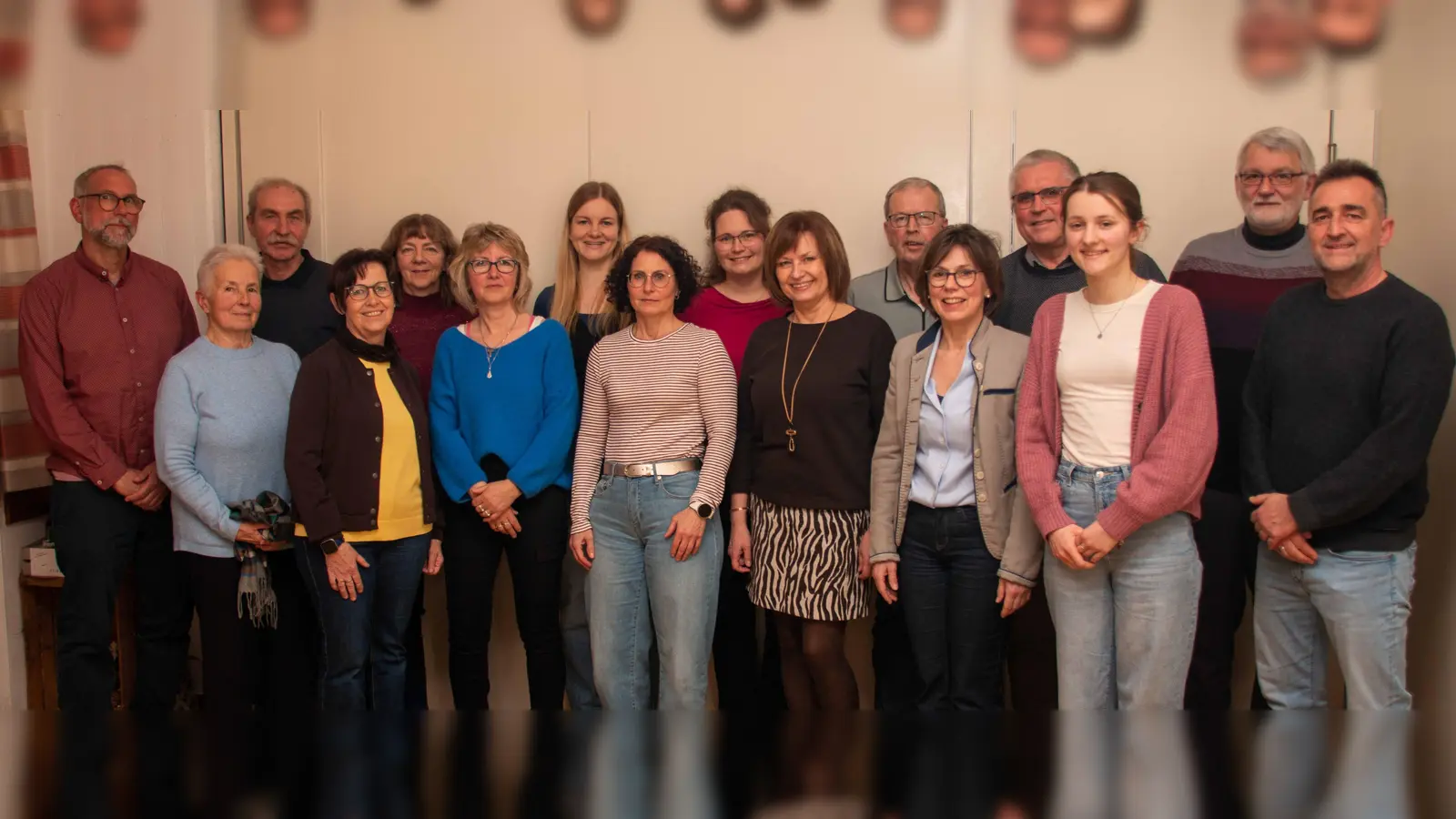 Ehrenamtlich Mitarbeitende des Bücherei-Team, Georg Hösl und Tobias Weber vom Bücherei-Kuratorium, Bürgermeister Richard Tischler und Bücherei-Leiterin Irmi Sittl. (Bild: Kurt F. Stangl)