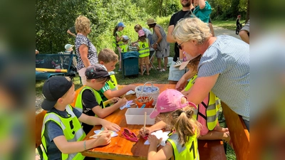 Kreativer Spaß im Grünen: Kinder basteln gemeinsam bei sonnigem Wetter (Bild: Alfons Bauer)