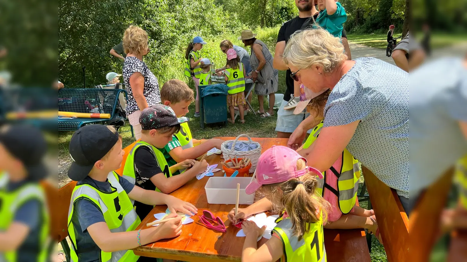 Kreativer Spaß im Grünen: Kinder basteln gemeinsam bei sonnigem Wetter (Bild: Alfons Bauer)