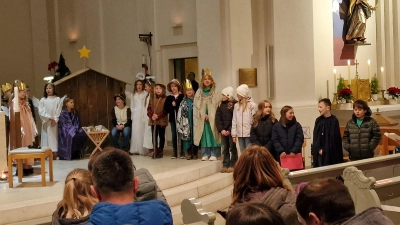 Das gemeinsame Schlussbild an der Krippe bildete den feierlichen Höhepunkt des Krippenspiels der Grundschule Waidhaus bei der Kinder-Christmette in St. Emmeram. (Bild: Josef Kleber)