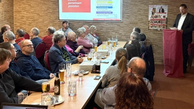 Holger Banner stellt das Wahlprogramm und die Kandidaten vor. (Bild: Ulrich Krapf )