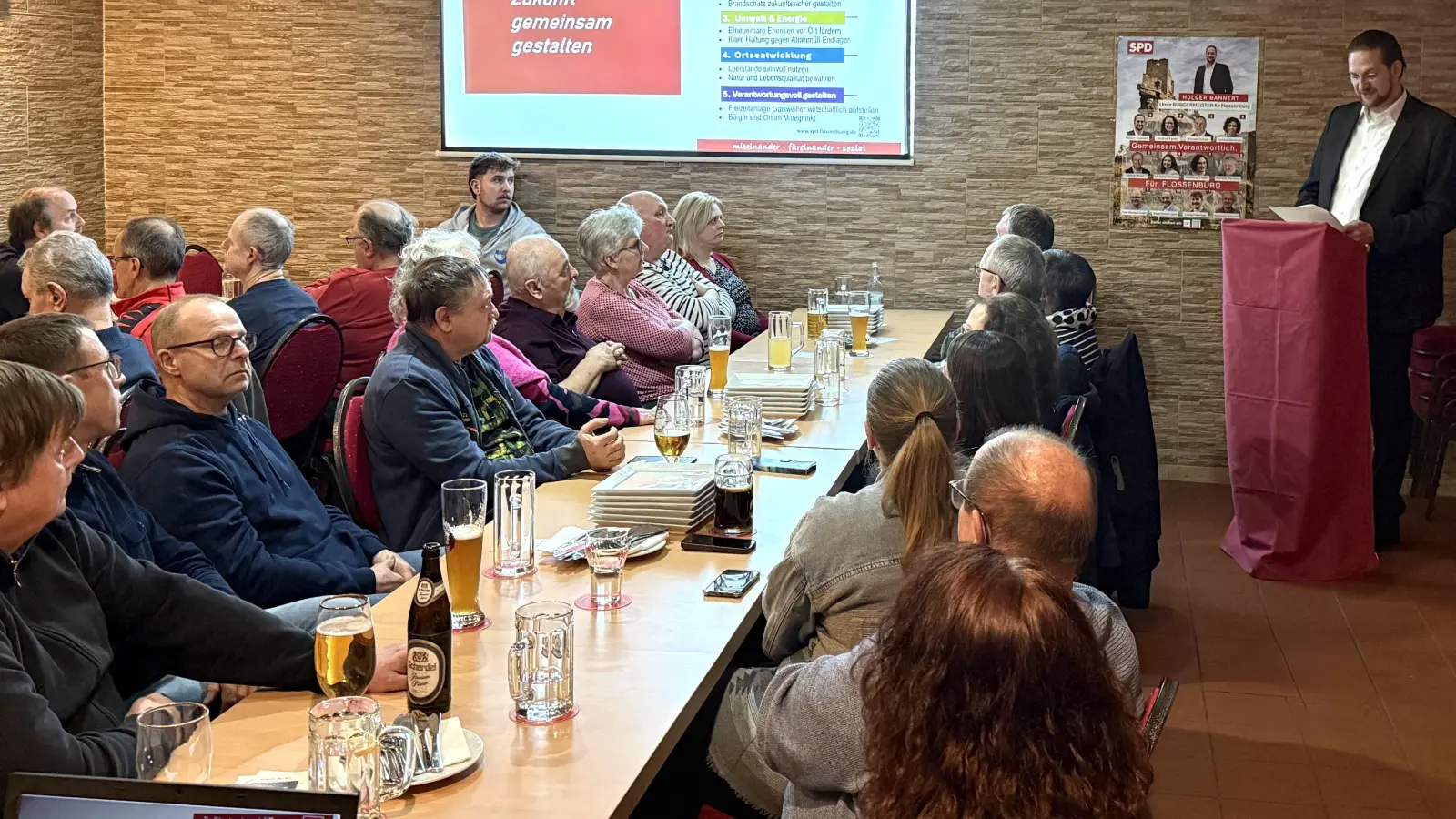 Holger Banner stellt das Wahlprogramm und die Kandidaten vor. (Bild: Ulrich Krapf )