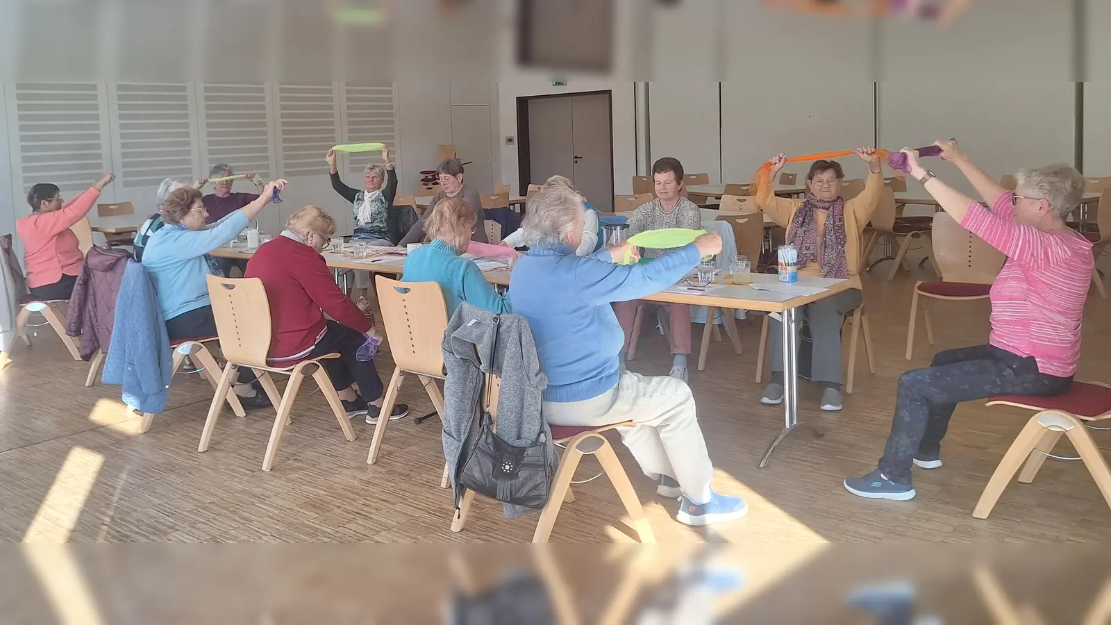 Bewegungsübungen mit Tüchern (Bild: Anita Hartmann)