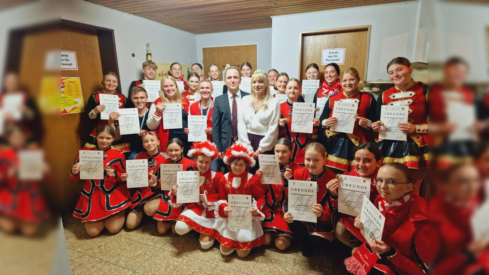 Für langjährigen, aktiven Einsatz gibt's das Gardeleistungsabzeichen für Tänzerinnen und Tänzer der Narrhalla Windscheschenbach. (Bild: Lowak)