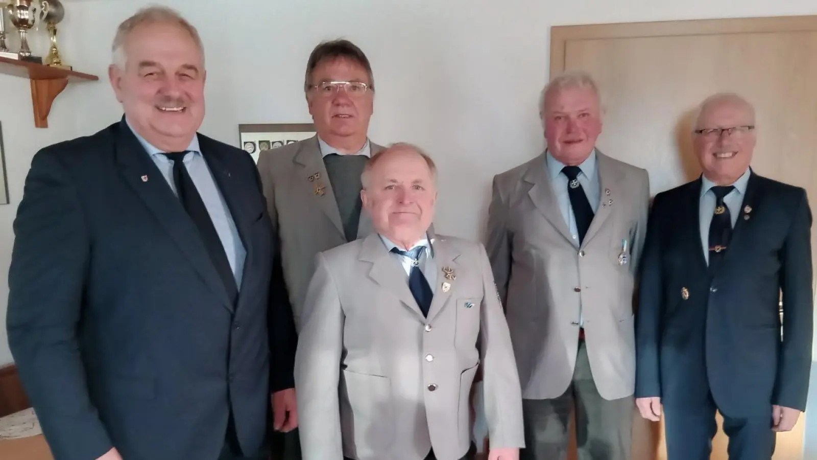 Von links: Bürgermeister Johann Burger, 2. Vorstand und Schriftführer Johann Putzer, 1. Vorstand Konrad Wölfl, Kassier Gottfried Bayer und Kreisvorsitzender Ferdinand Lienert. (Bild: Helmut Kipferl)