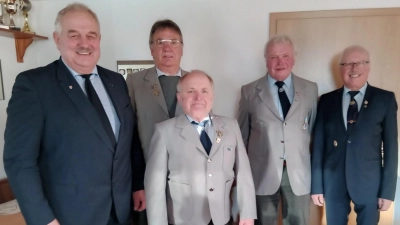 Von links: Bürgermeister Johann Burger, 2. Vorstand und Schriftführer Johann Putzer, 1. Vorstand Konrad Wölfl, Kassier Gottfried Bayer und Kreisvorsitzender Ferdinand Lienert. (Bild: Helmut Kipferl)