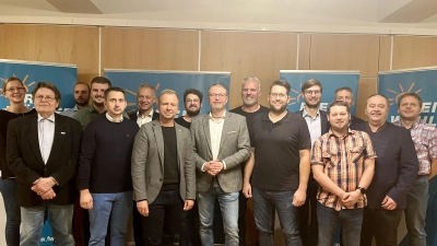 Nach den Neuwahlen gab's das Gruppenfoto mit (von links): Lisa Dotzler (Beisitzerin), Günther Frieser (Kassier), Maximilian Pech (Beisitzer), Christoph Ziegler (Beisitzer), Manuel Plößner (Beisitzer), Thorsten Grädler (Pressesprecher), MdL Bernhard Heinisch, Alexander Pömsl (Schriftführer), Hans Martin Grötsch (Kreisvorsitzender), Thomas Wagner (stellvertretender Kreisvorsitzender), Stefan Kroher (stellvertretender Kreisvorsitzender), Christopher Würz (Beisitzer), Manuel Kempa (Kassenprüfer), Albert Geitner (stellvertretender Kreisvorsitzender), Peter Dotzler (stellvertretender Kreisvorsitzender) und Georg Finster (Delegierter) (Bild: Hans-Martin Schertl)