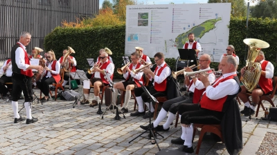 Die Stadtkapelle Tirschenreuth bei einem Standkonzert am Platz am See. (Bild: Mirko Streich)