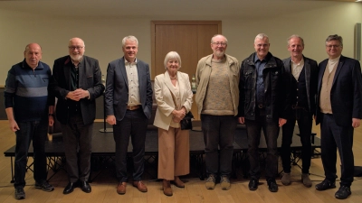 Von links: Gründungsmitglieder Bernhard Neumann und Georg Stahl, Beisitzer Bürgermeister Thomas Meiler, Gründungsmitglieder Karin Holl, Stefan Voit und Peter Sailer sowie Gedenkstättenleiter Jörg Skriebeleit und der 1. Vorsitzende Karlhermann Schötz. (Bild: Johannes Lauer)