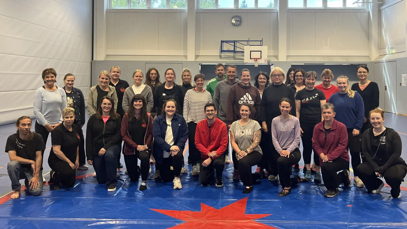 Lehrerkollegium, Betreuung und Förderverein bereiten sich auf den Zirkus vor.  (Bild: Barbara Streit)