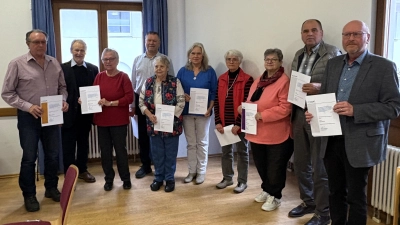 v.l. n. r. Eduard Lehmeier, Siegfried Balzer, Christa Bayerl, Wolfgang Streich, Irene Zeller, Konelia Schmid, Sonja Höcherl, Monika Hütter, Anton Kohl, Klaus König (Jubilar und 1. Vorstand). (Bild: Uwe Kümmeth)