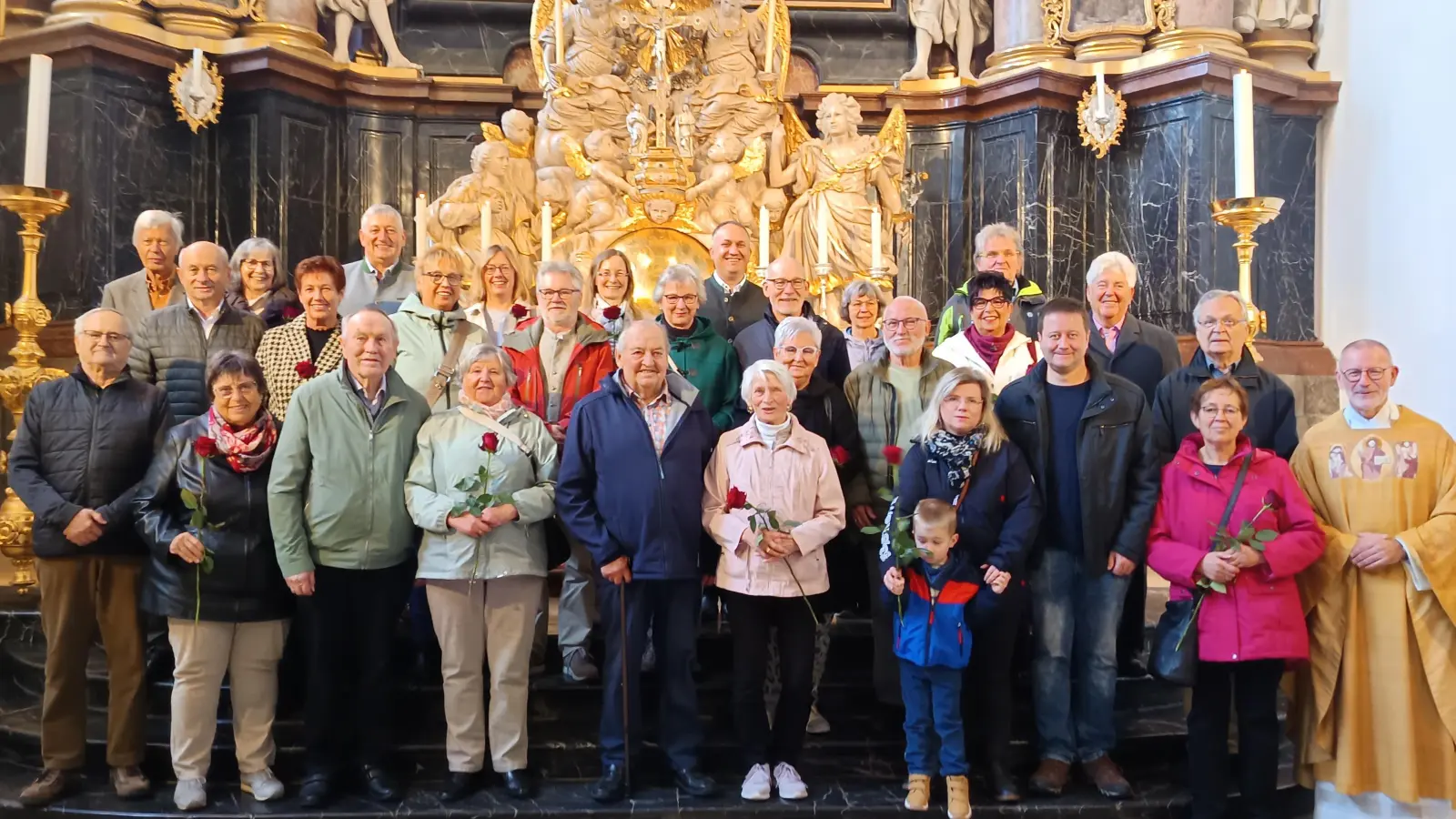 14 Ehepaare feierten am Kirchweihsonntag ihre Ehejubiläen – von zehn gemeinsamen Jahren bis zur Diamantenen Hochzeit. Lydia und Hans Häckl (1. Reihe Mitte) durften mit 60 gemeinsamen Ehejahren ihre Diamantene Hochzeit feiern. (Bild: Monika Mittereder)