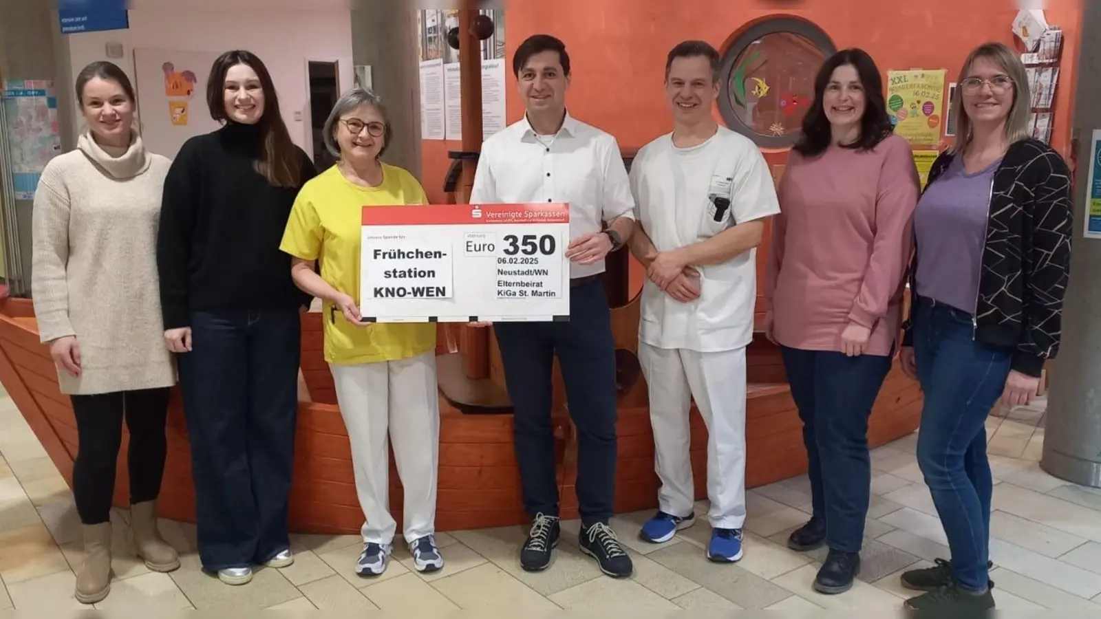 Vertreter des Elternbeirats der Neustädter Kita St. Martin überraschten Mitarbeiter der Frühchenstation der Weidener Kinderklinik mit einem Spendenscheck über 350 Euro. (Bild: Claudia Kick)