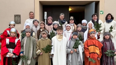 Die Schauspieler der Passion mit dem Team der Schülermesse. (Bild: Cilla Helm)