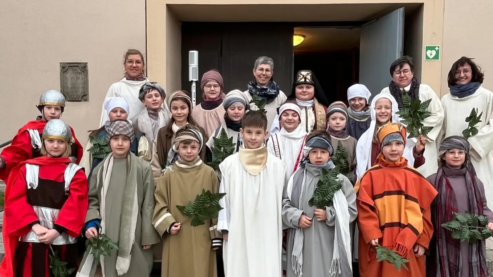 Die Schauspieler der Passion mit dem Team der Schülermesse. (Bild: Cilla Helm)