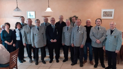 v.li.Theresia Dobler, Anne Dobler, Martin Bauer, Christian Leitermann, Franz Probst, Hans Zeitler, Andree Pöppich, Martin Schweizer, Karl Ries, Hans Liebl, Erwin Merkl, Herbert Neidl, Hermann Probst, Werner Zitzmann. (Bild: Hans Ries)