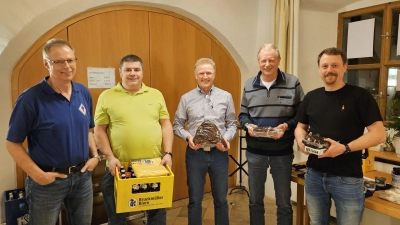 Im Bild von links: Organisator Hans-Peter Stümpfl mit dem Trostpreisgewinner Bernd Übler, dem Sieger Rainer Buchner, dem Zweitplatzierten Klaus Frieser und dem Dritten Fabian Kopp. (Bild: Joachim Gebhardt)