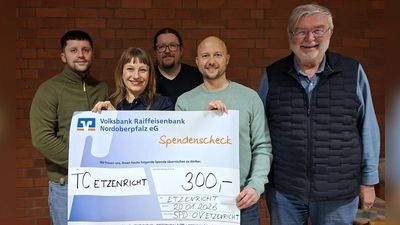 Der Vorsitzende des TC Etzenricht, Stefan Moos, erhält den Scheck über die Spende von den SPD Vorsitzenden Monika Waldeck und Ralf Teichmann. (Bild: Anja Heiß)