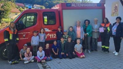 „Freiwilliges Engagement kann nicht hoch genug geschätzt werden“, sagte Frauenunionsvorsitzende Annemarie Sladky bei der Spendenübergabe an Silke Schulte-Bahrenberg und Selina Plödt im Feuerwehrhaus Altenhammer. Mit der Spende wolle die Frauen Union die engagierte Nachwuchsarbeit der Feuerwehr unterstützen und zugleich ein Zeichen für das Ehrenamt setzen. (Bild: Christina Rosner)